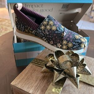 Tom’s floral slip on